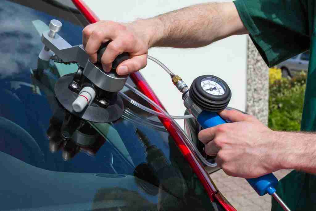 The Essential Guide to Choosing a Car Windshield Replacement Service
