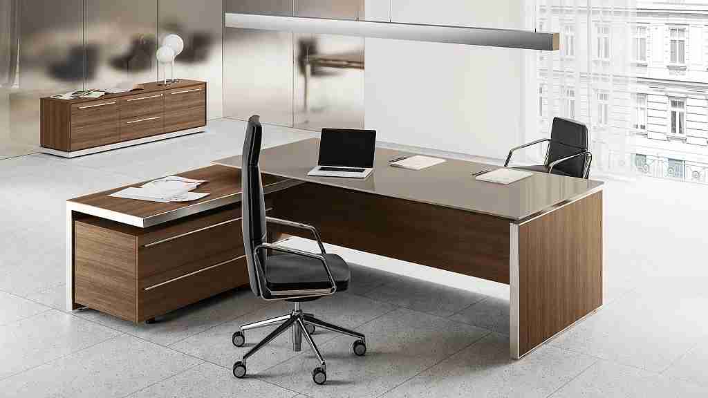 Choosing the Right Executive Desk for Your Office