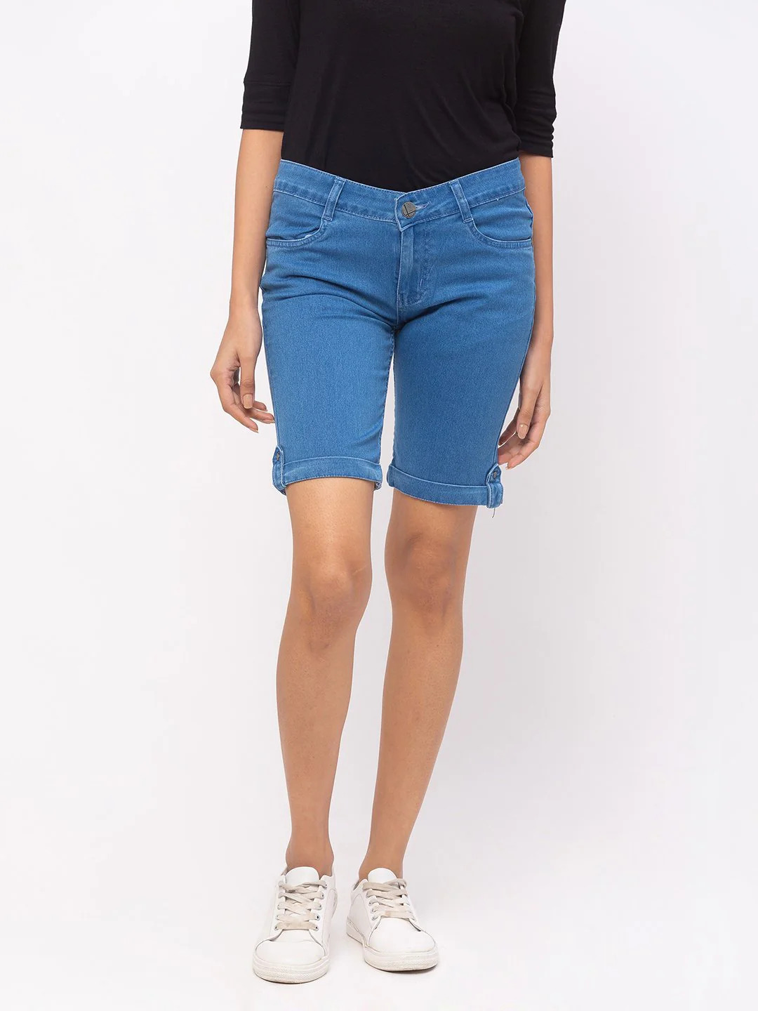 How to Choose and Style Shorts for Women for a Vacation