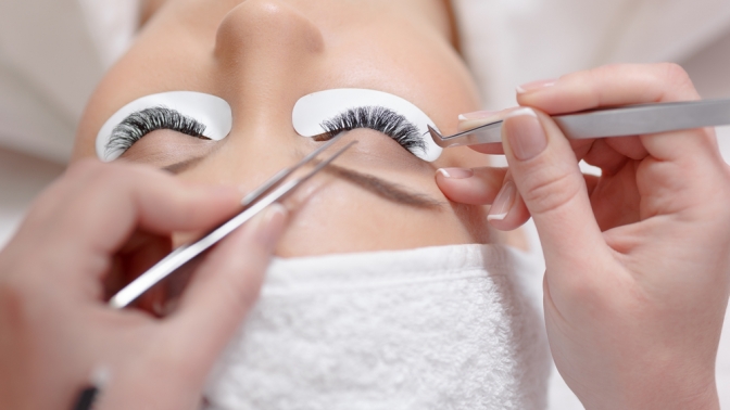 2025 Lash Trends: From Wet-Look Lashes to Colored Extensions