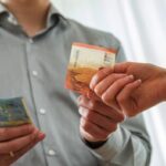 Falschgeld kaufen: Was du über den sicheren Erwerb wissen musst