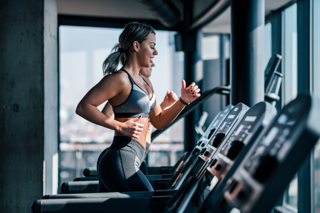 Treadmill vs. Outdoor Running: Why a Personal Trainer in Orlando Makes Treadmill Workouts More Effective