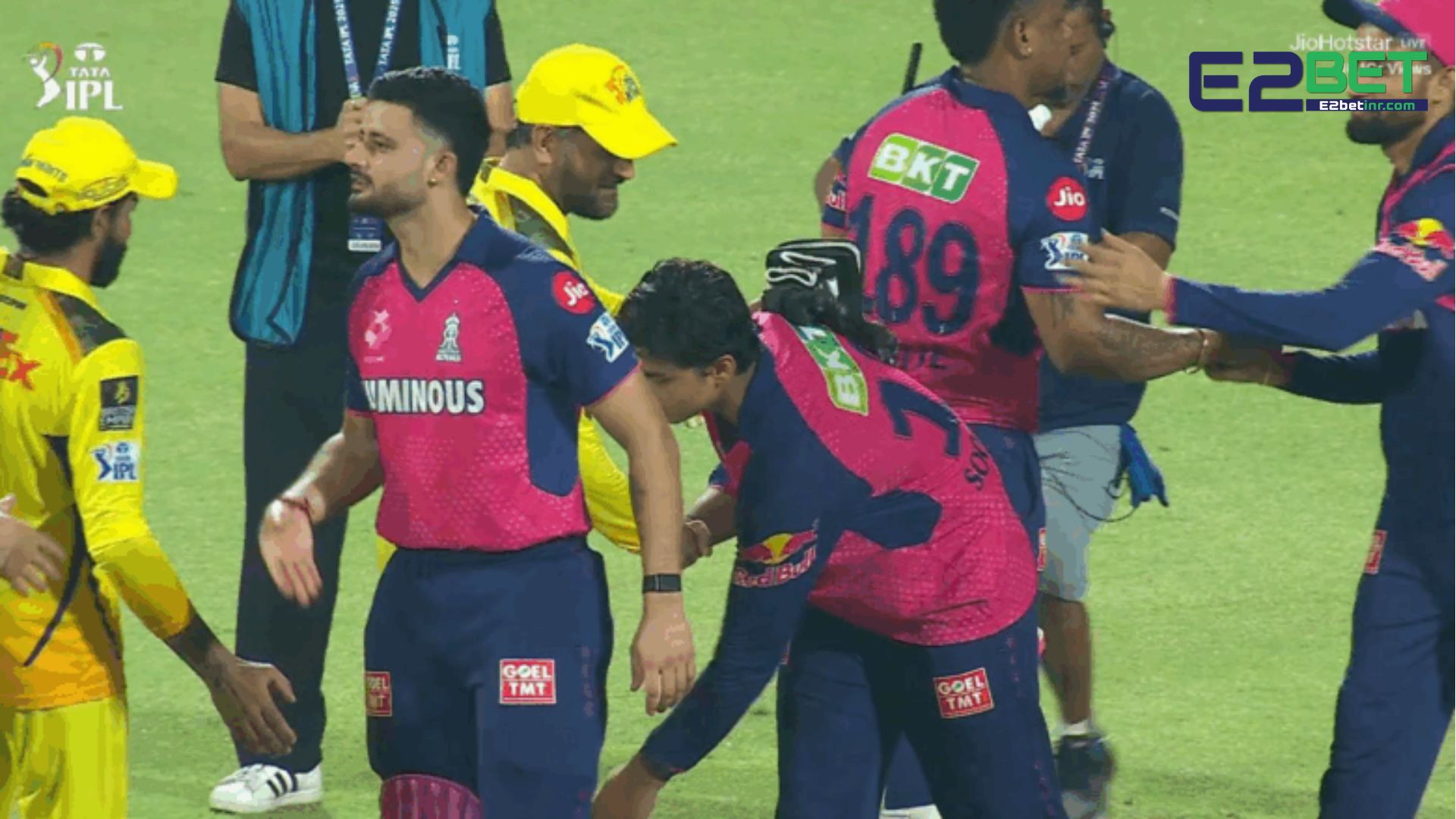 What advice did the experienced Dhoni give to young Vaibhav-Ayush?