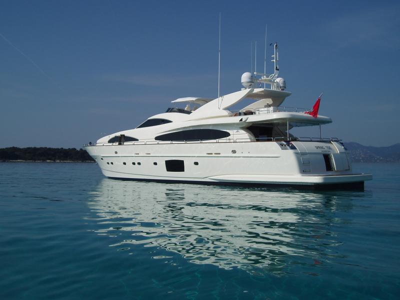 Where in Courtenay, British Columbia Can I Find High-End Boats for Sale?